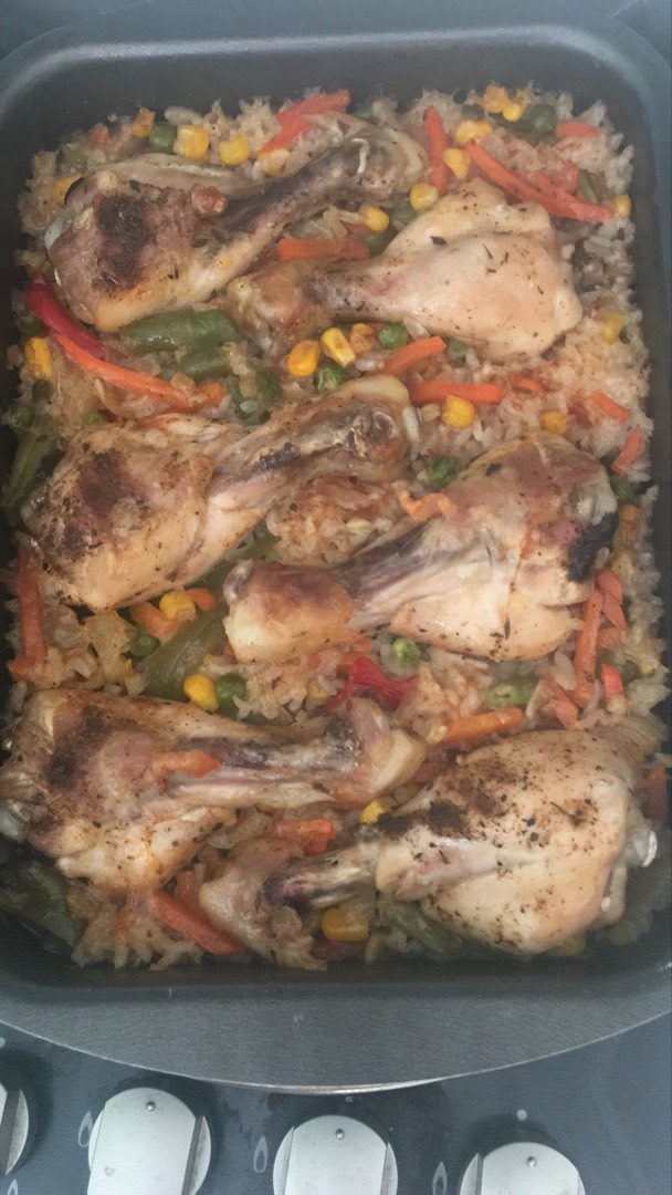 Куриные голени, запечённые с рисом и овощами