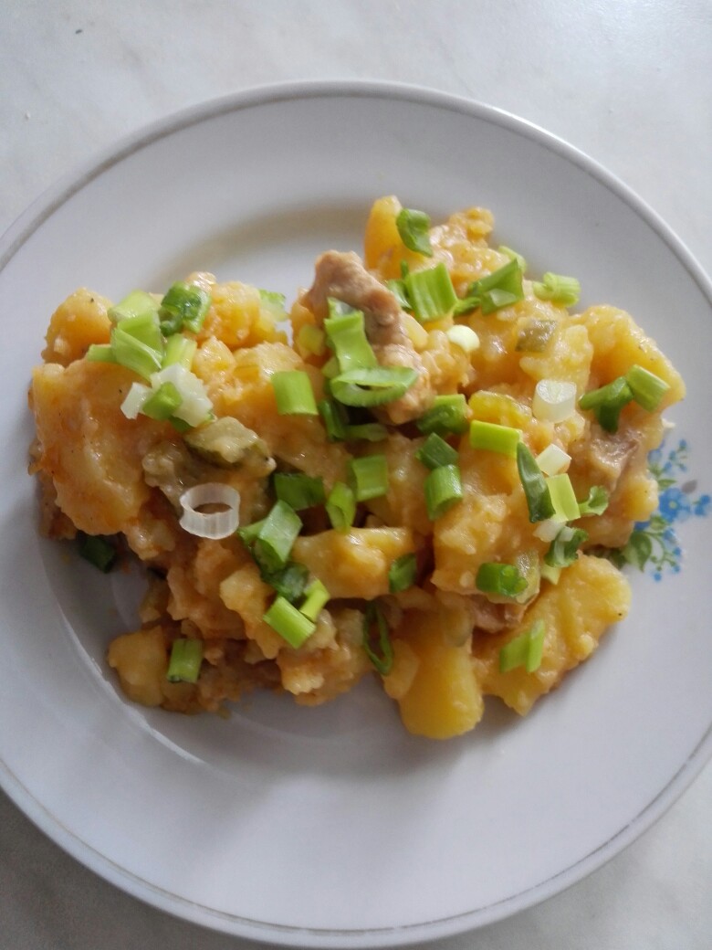 Свинина, тушеная с картофелем и огурцами