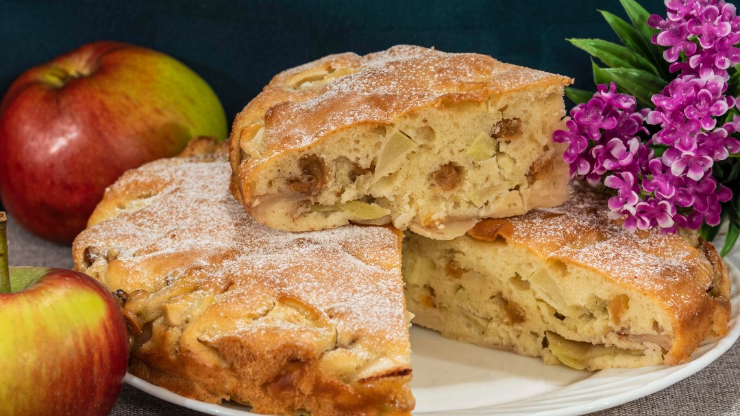 Пышная шарлотка с яблоками в духовке - простой рецепт с пошаговыми фото