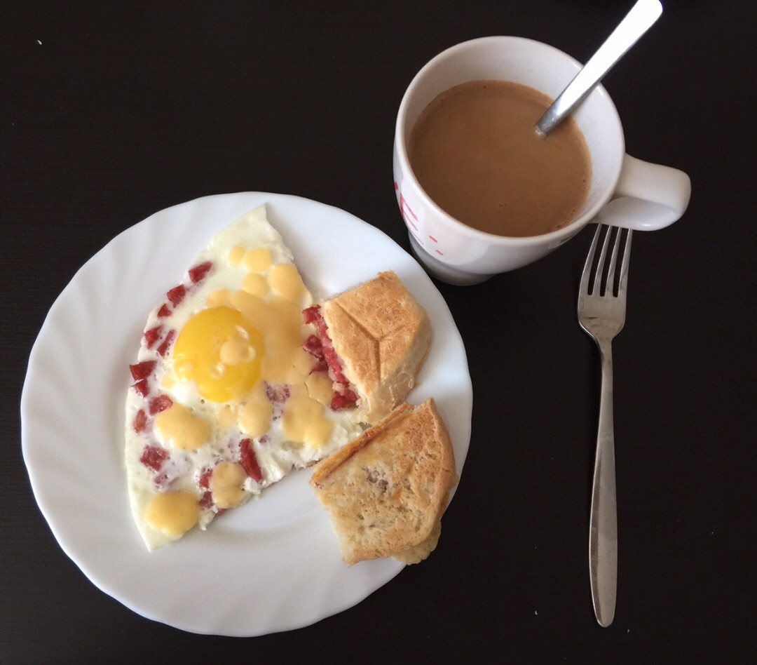 Яичница с сыром и колбасой на завтрак 🍳