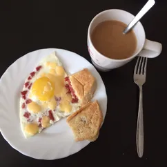 Яичница с сыром и колбасой на завтрак 🍳