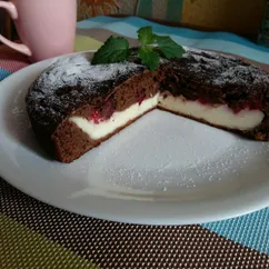 Шоколадный пирог с творожно-клубничной начинкой🍓🍫☕