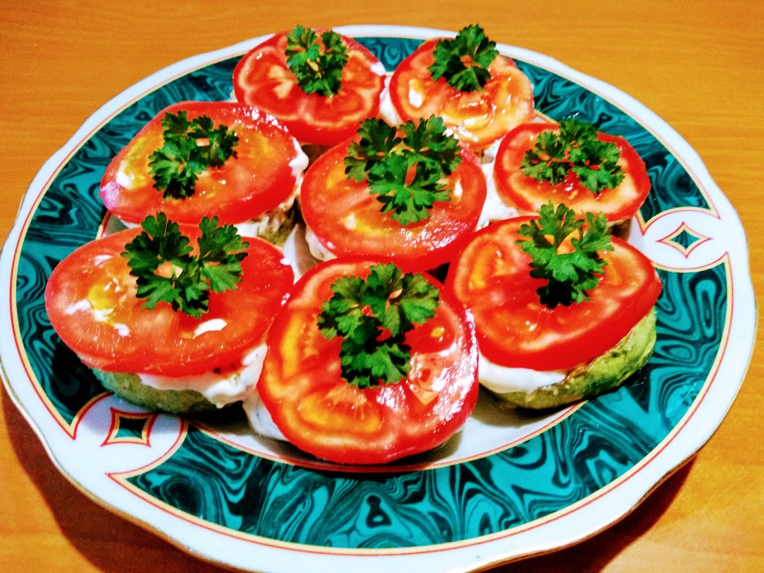 Жареные кабачки с чесночным соусом и помидором