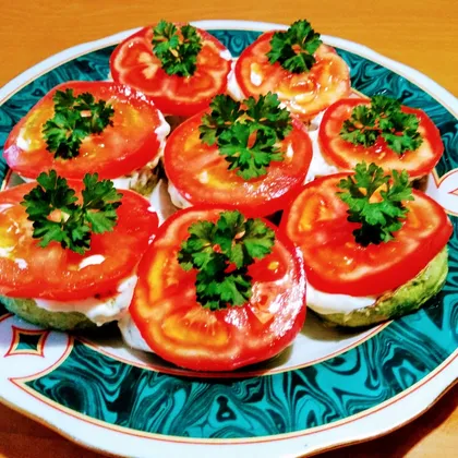 Жареные кабачки с чесночным соусом и помидором