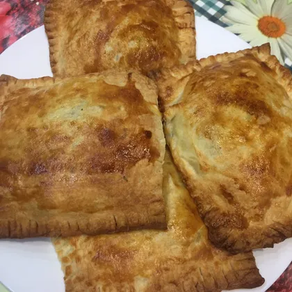 Пирожки из слоеного теста с картошкой, мясом и соленым огурцом