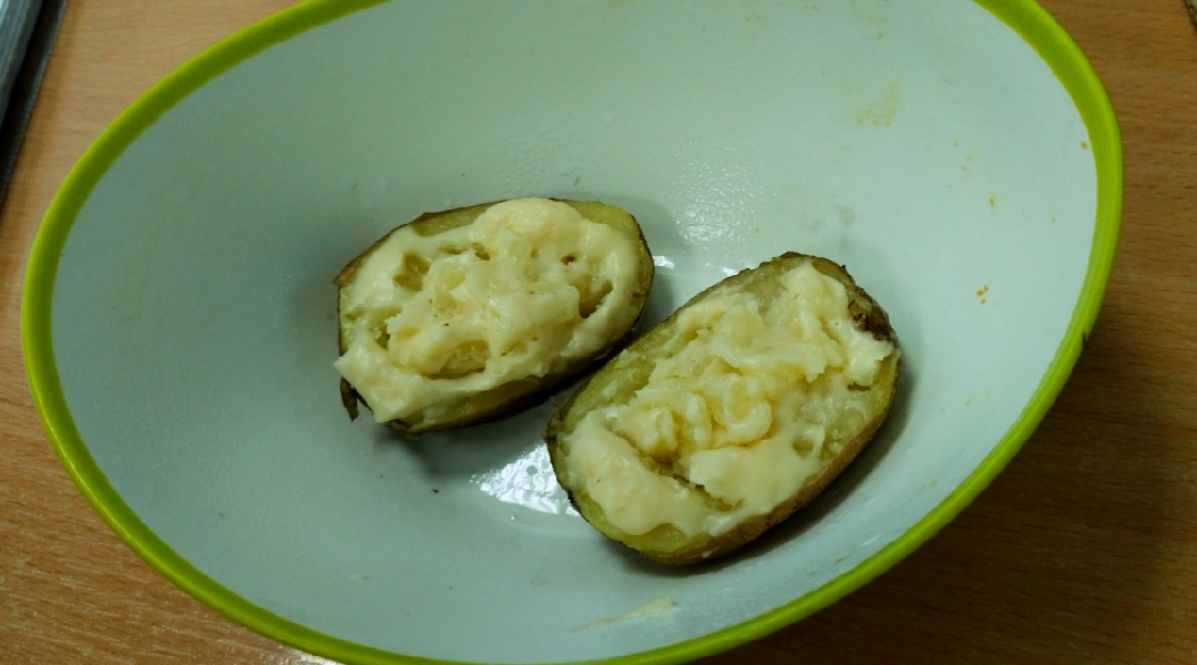 Картошка, запечённая в микроволновке