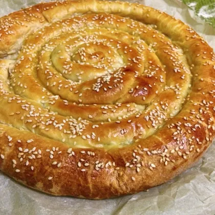 Пирог «улитка» с форелью и мягким сыром