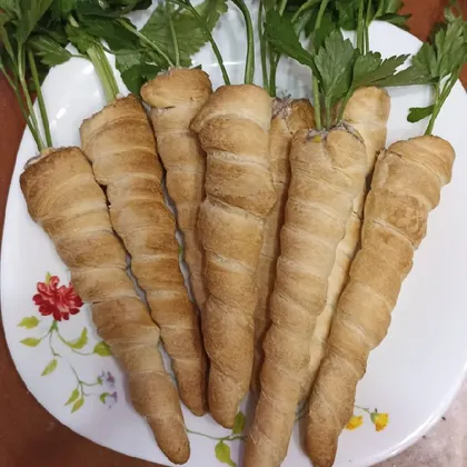 'Морковки' из слоёного теста, фаршированные салатом