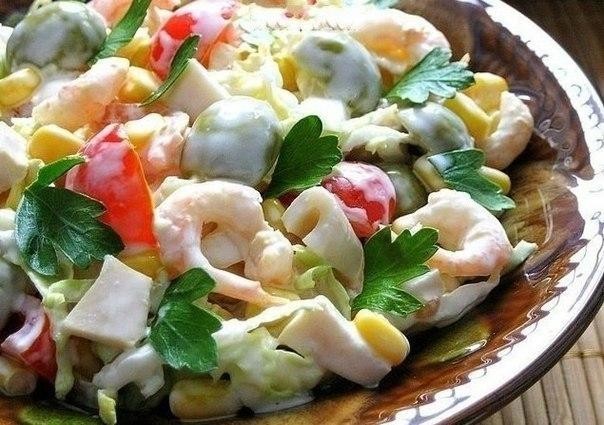 Салат с кальмарами и кукурузой