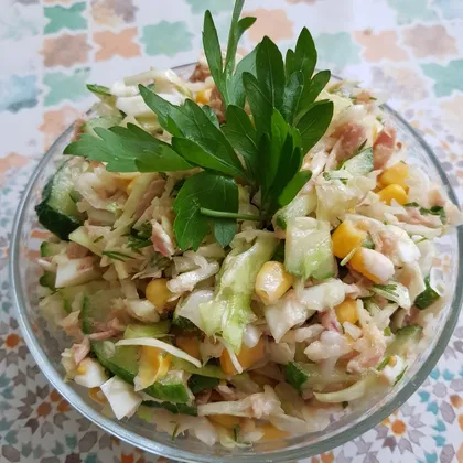 Салат из свежей капусты с тунцом