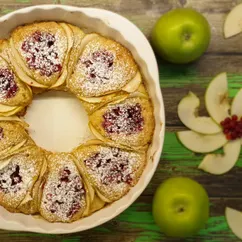 Пирог с брусникой и яблоками