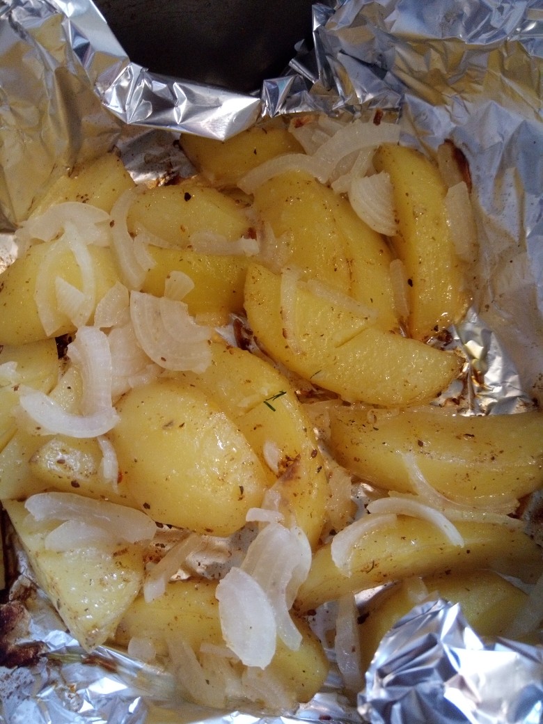 Картошка, запеченная в фольге в духовке - рецепт с фото пошагово