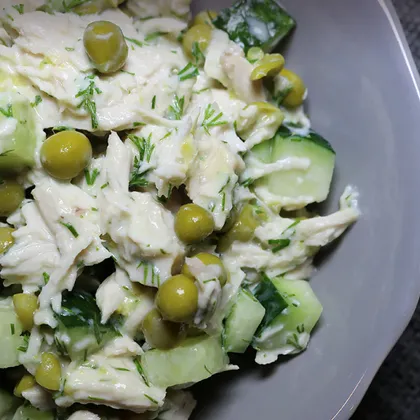 Диетический салат из куриной грудки, овощей и кефира