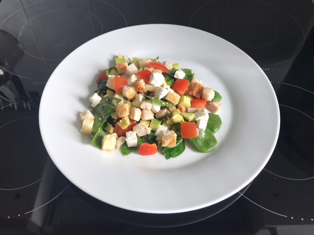 Цезарь с авокадо и шпинатом