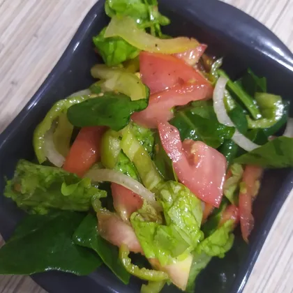 Салат с листьями салата и шпинатом