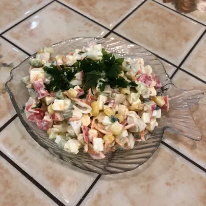 Новогодний крабовый салат с кукурузой, плавленными сырками