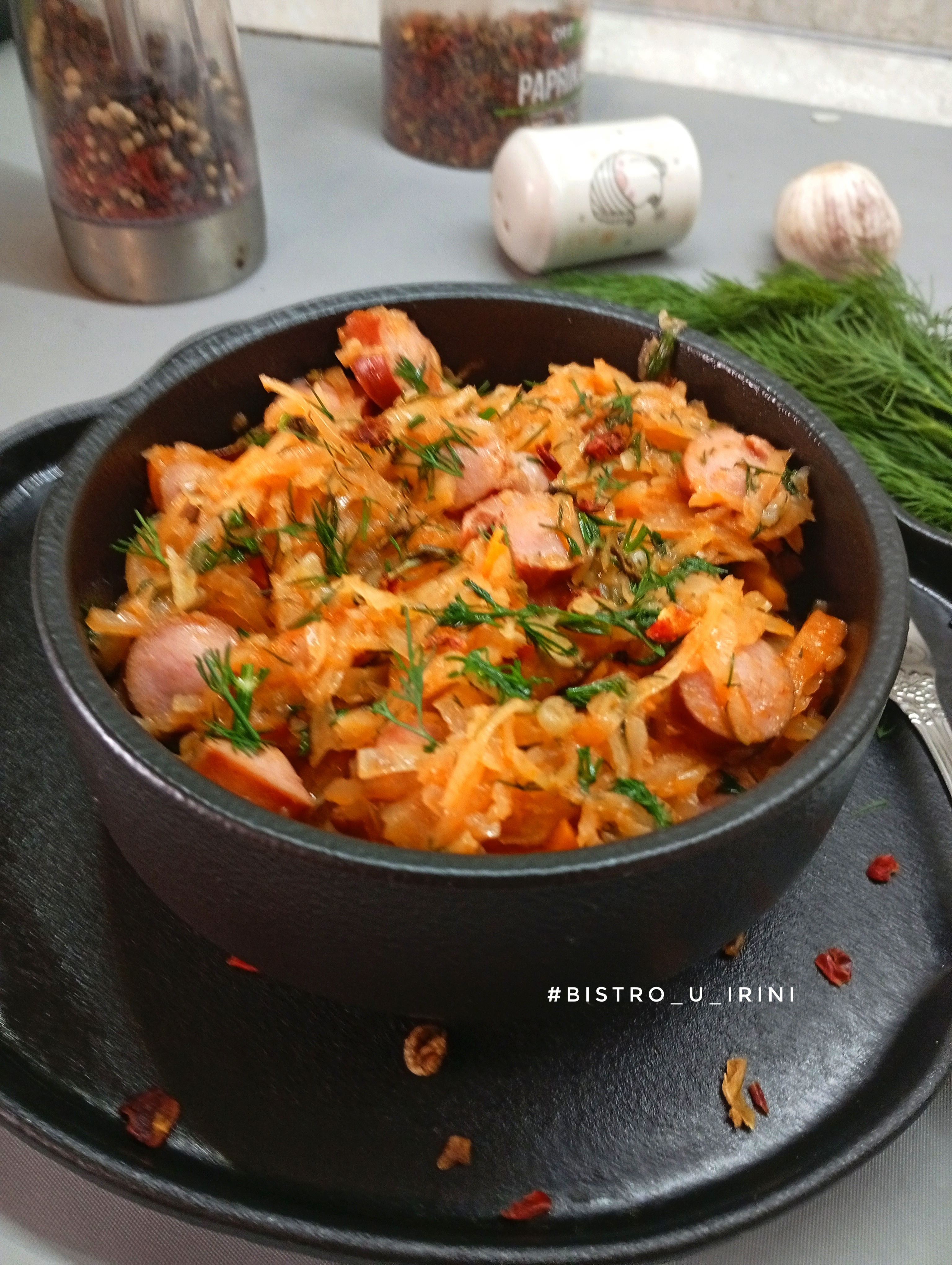 Тушёная капуста с сосисками и томатом