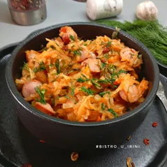 Тушёная капуста с сосисками и томатом