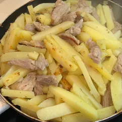 Жареная картошка с мясом и луком на сковороде