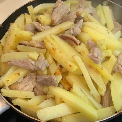 Жареная картошка с мясом и луком на сковороде