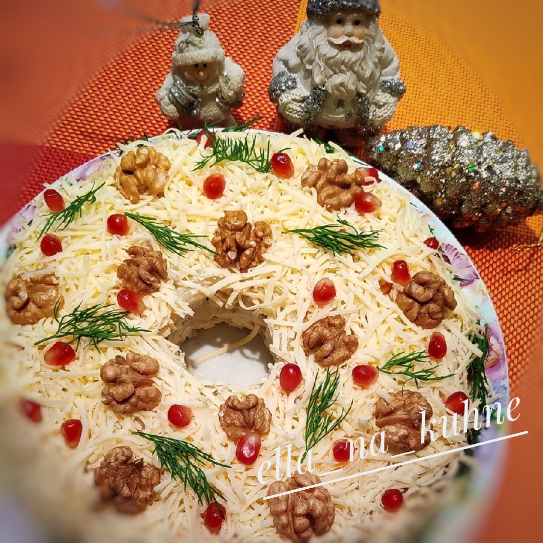 Салат "Новогодняя сказка" с курицей, ананасами, сыром и орехами