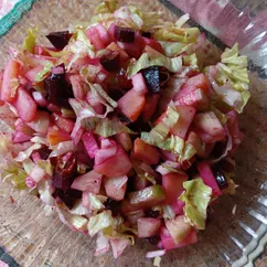 Салат с картошкой, свёклой и финиками