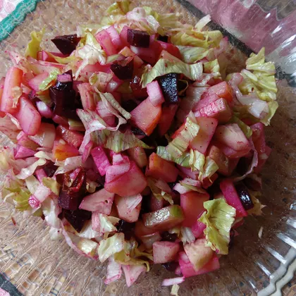 Салат с картошкой, свёклой и финиками