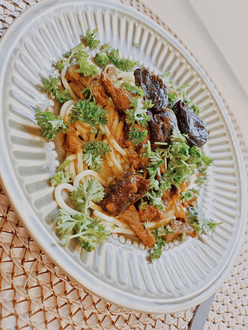 Тушеная говядина с черносливом в духовке — рецепт с фото пошагово
