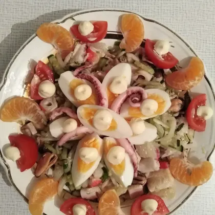 Тёплый салат с морским коктейлем и крабовыми палочками