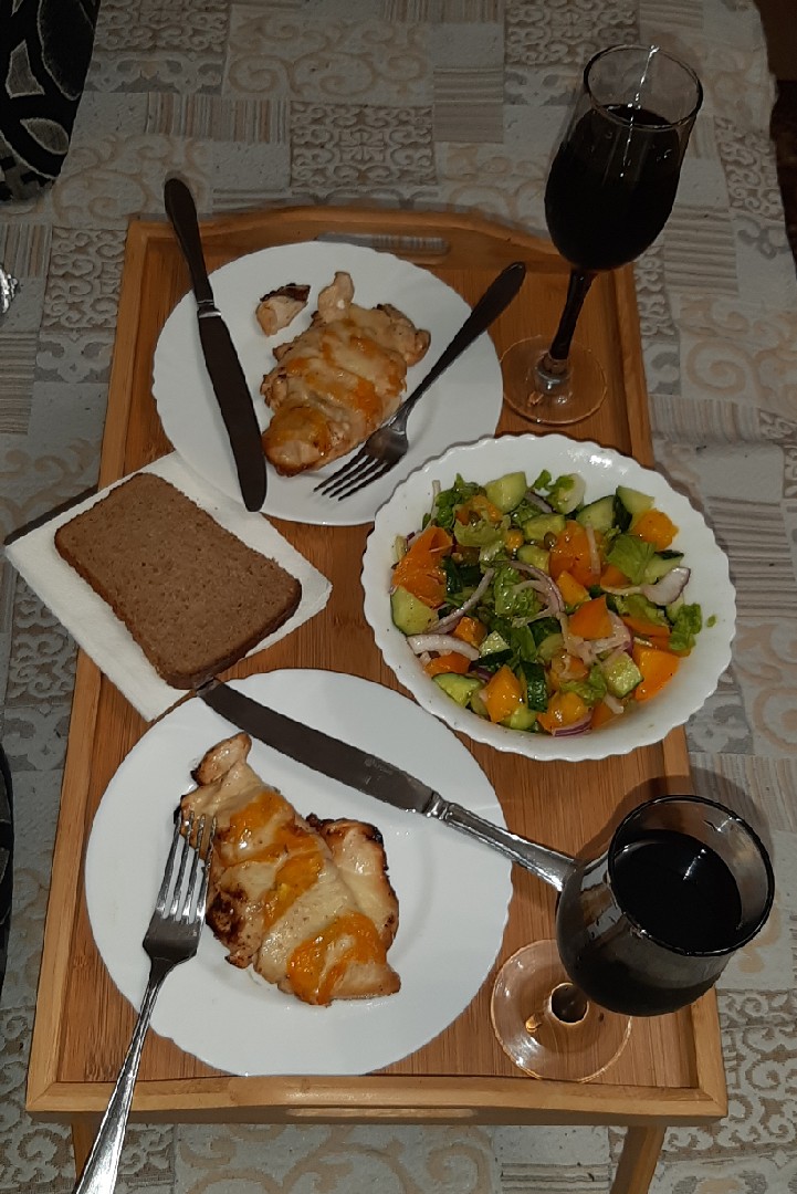 Куриные грудки с помидорами и моцарелой в мультиварке