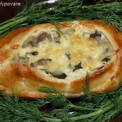 Лодочки из слоеного теста с картофелем, мясом и огурчиками