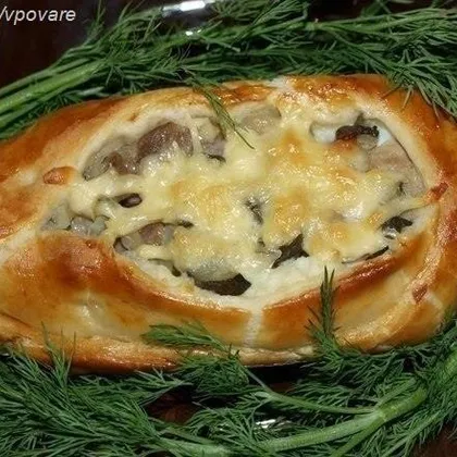 Лодочки из слоеного теста с картофелем, мясом и огурчиками