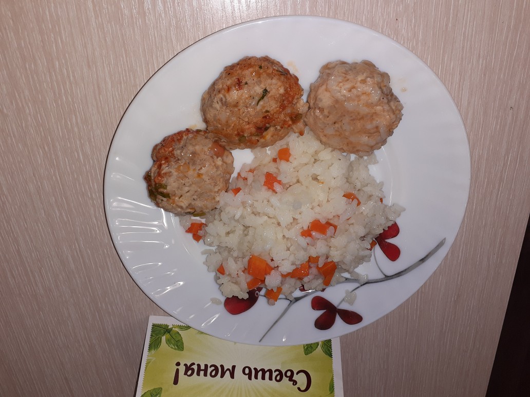 Отварной рис с тефтелями