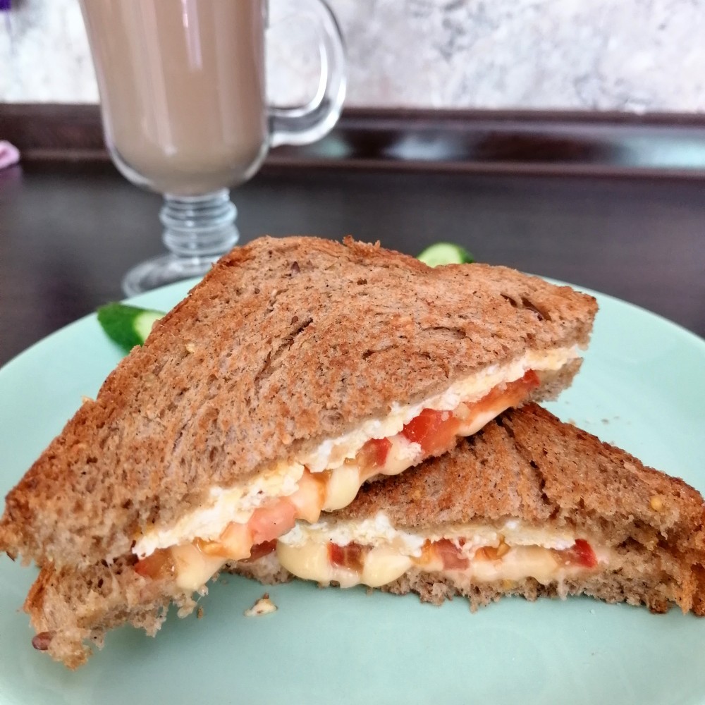 Сэндвич с яйцом, сыром и помидорами 🥪