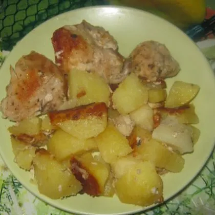 Жареная картошка с куриным филе в мультиварке