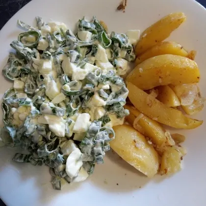 Салат с зелёным луком и яйцом