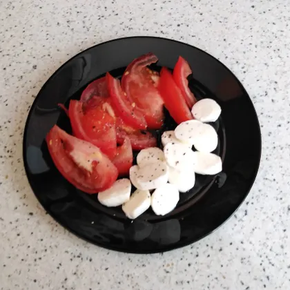 Салат Капрезе с томатами и моцареллой 🍅