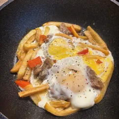 Яичница с картофелем фри