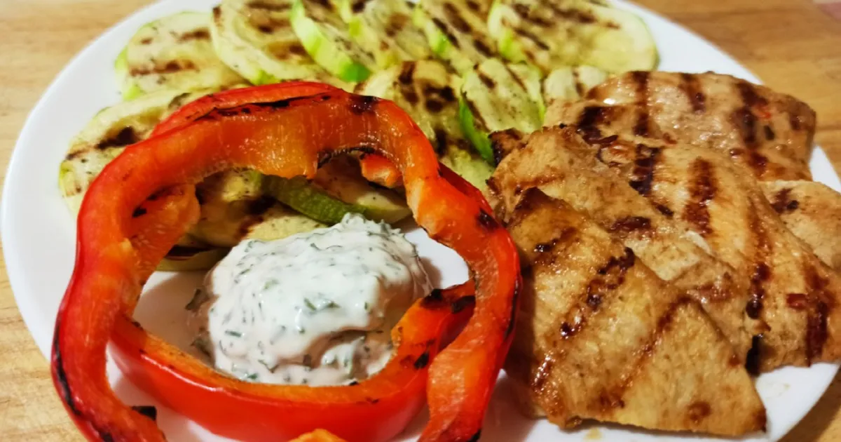 Куриное филе гриль с кабачками и соусом "Тузлук" - рецепт автора ...