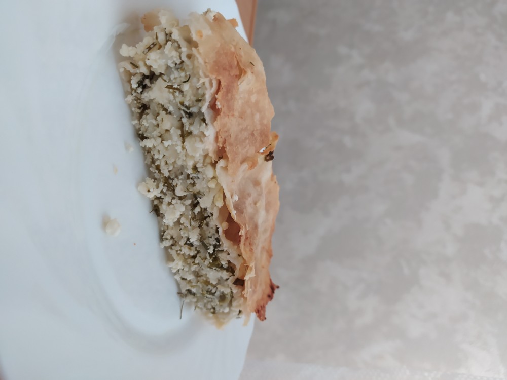 Пирог из лаваша с творогом, щавелем и зеленью