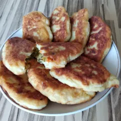 Картофельные пирожки с консервированными огурцами