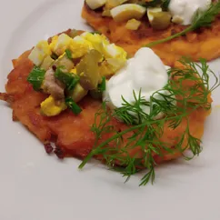 Тыквенные драники с топингом из печени трески 