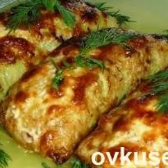 Кабачковый рулет с сосисками