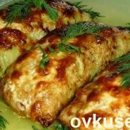 Кабачковый рулет с сосисками