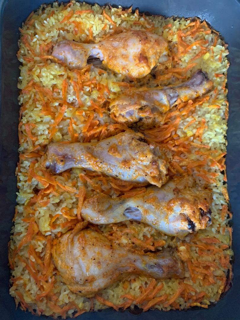 Куриные голени с рисом и овощами в духовке