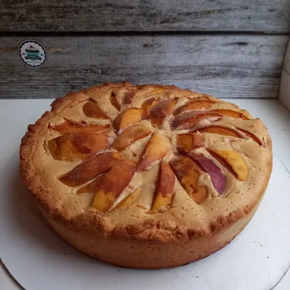 Творожный пирог с персиками и варёной сгущёнкой
