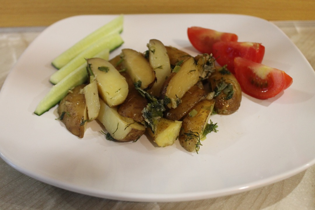 Картофель по-деревенски с чесночным соусом