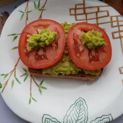 Бутерброд с авокадо 🥑 и помидором🍅