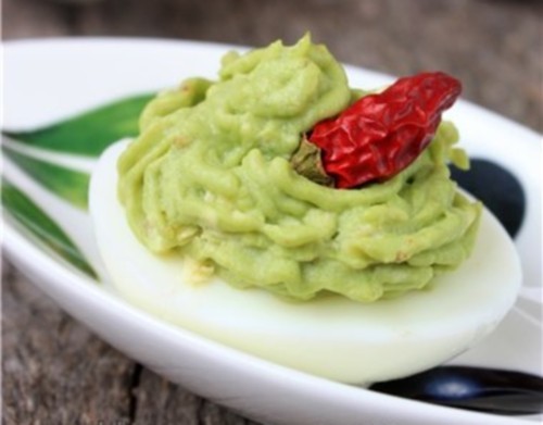 Закуска из фаршированных яиц с гуакамоле
