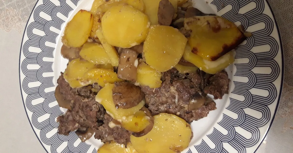 Картофель в духовке с белыми грибами и беконом